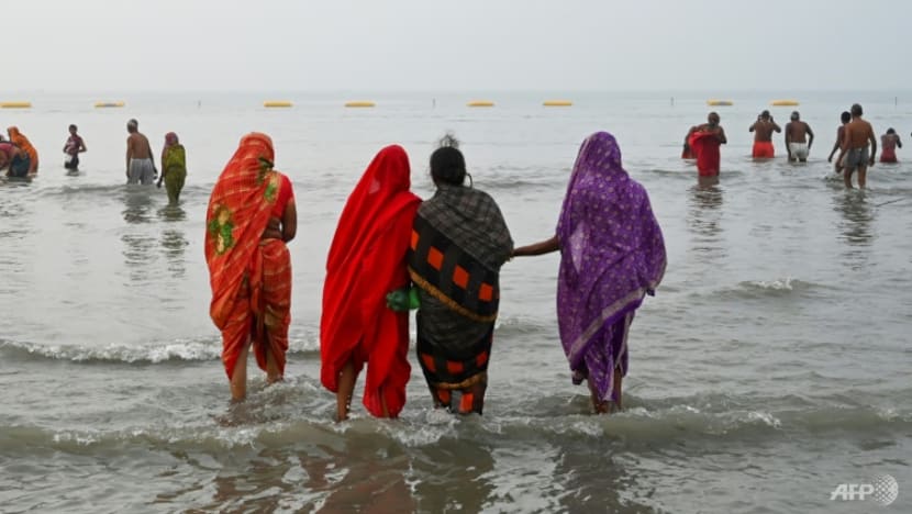Thousands gather at Hindu festival in India as virus surges Thousands gather at Hindu festival in India as virus surges
