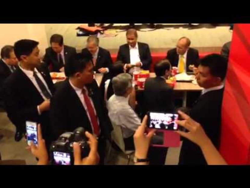 Philippines President Benigno Aquino having lunch at Jollibee Singapore