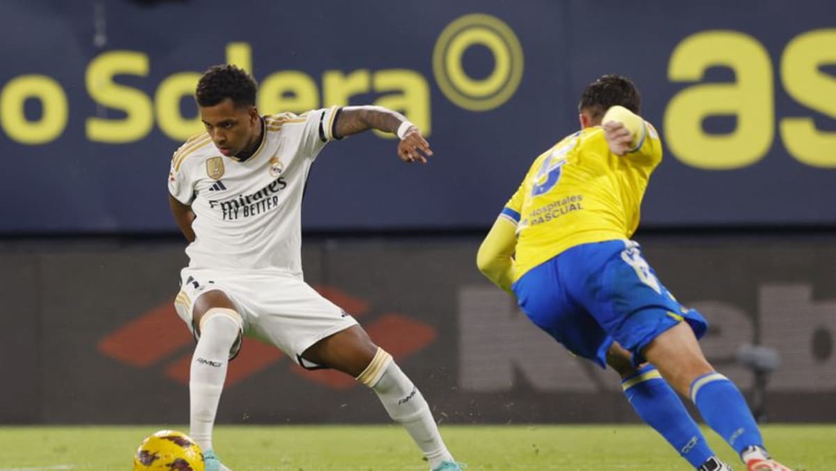 Un doblete de Rodrigo ayudó al Real Madrid a alcanzar el primer puesto en la victoria por 3-0 en Cádiz