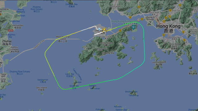 疑机舱冒烟 国泰航班紧急折返香港机场