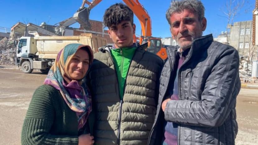 Remaja Turki ini rakam 'detik terakhir' terperangkap bawah runtuhan apartmennya
