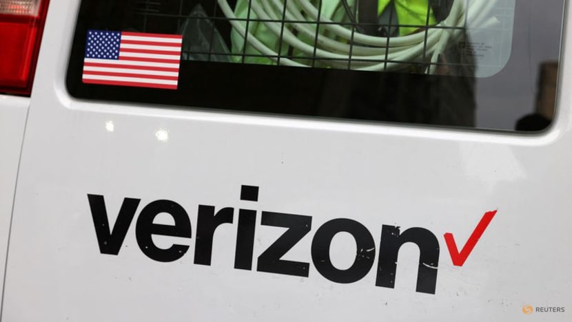 Verizon forecasts profit below estimates on slowdown worries, shares fall Verizon forecasts profit below estimates on slowdown worries, shares fall