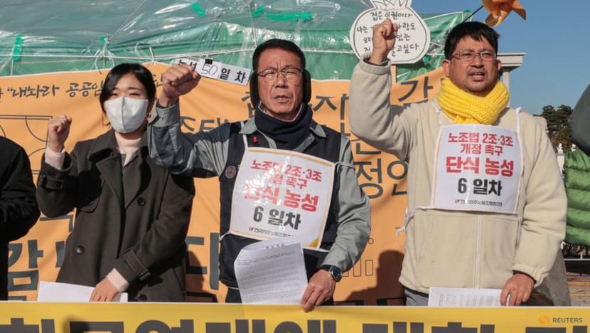 Fuel runs short at South Korea petrol stations as union plans general strike alongside truckers Fuel runs short at South Korea petrol stations as union plans general strike alongside truckers