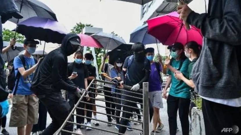 Polis Hong Kong lepaskan gas pemedih mata terhadap penunjuk perasaan