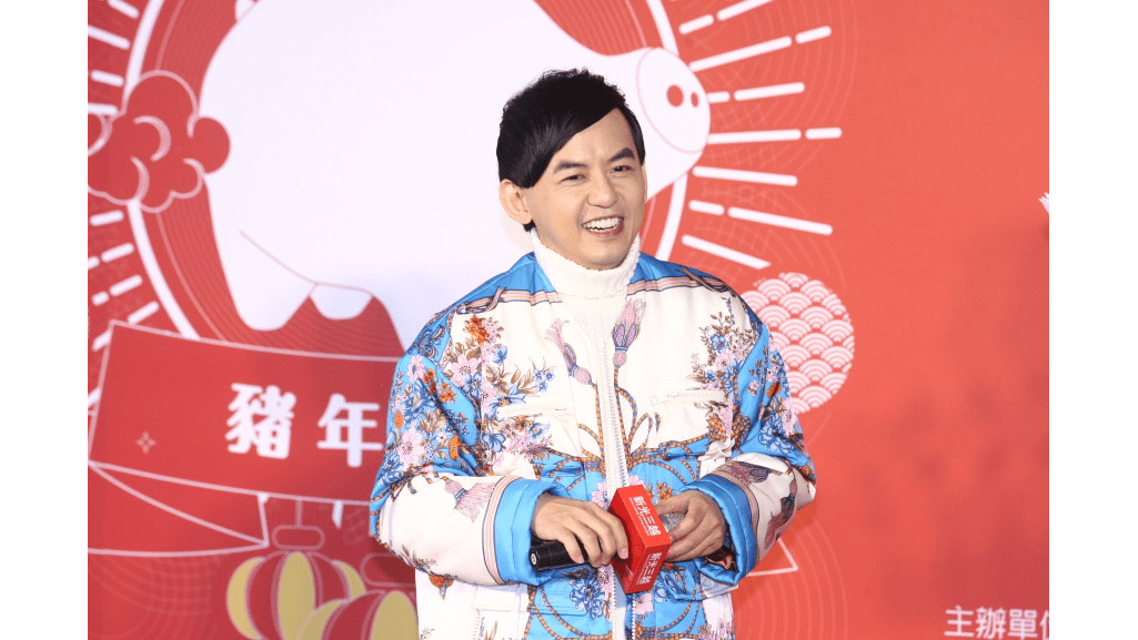 Mickey Huang's fiancée cured his high fever with scraping therapy Mickey Huang's fiancée cured his high fever with scraping therapy