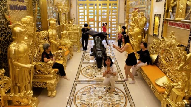 龙椅摇钱树金光闪闪 越南富商打造黄金屋成打卡热点