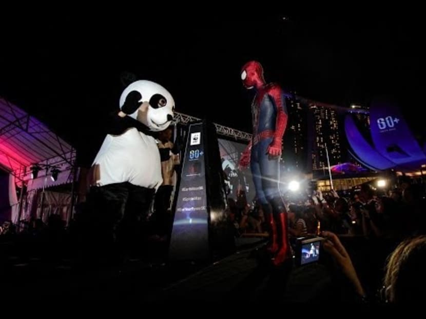 Spider-Man and Singapore turn off the lights in Earth Hour Lights Off 2014