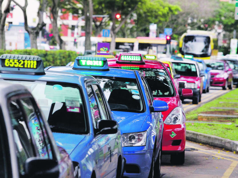 Taxi operators should adopt a system in which non-smoking drivers display decals on their windscreens so passengers can identify them when hailing a cab. TODAY file photo