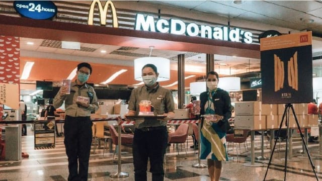 向机场前线工作人员致敬 麦当劳送2000份“防弹”套餐