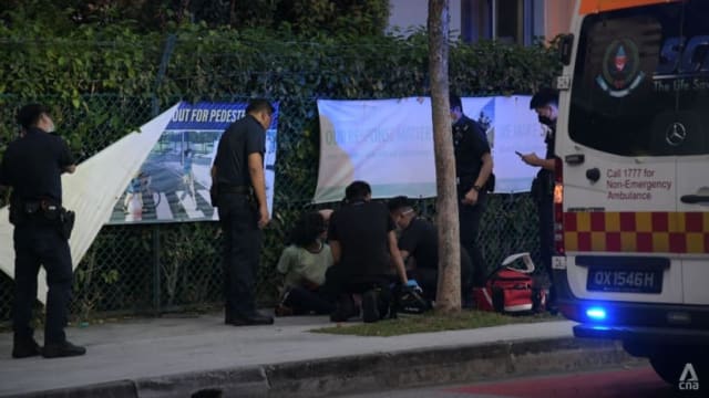 上衣染血 老妇中学外持刀引恐慌 惊动警方到场