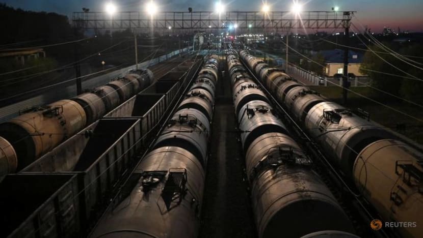 Oil prices edge lower amid doubts over US stimulus, rising coronavirus cases Oil prices edge lower amid doubts over US stimulus, rising coronavirus cases