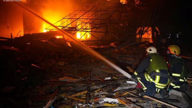 俄罗斯无人机被乌克兰军方击落 撞落住宅大楼