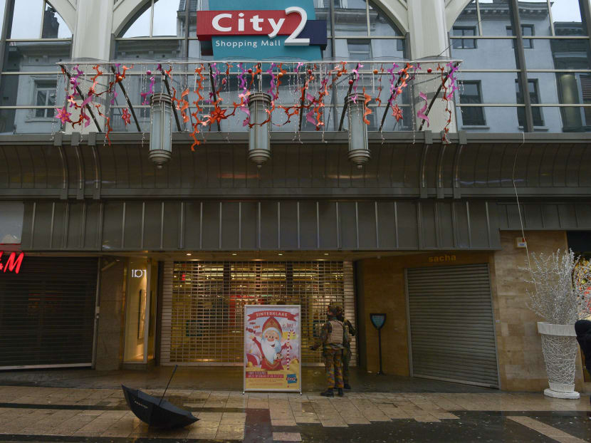 Belgian troops stand guard outside a closed shopping mall in Brussels. Photo: AFP
