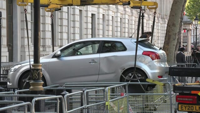 开车撞英国伦敦首相府铁门 司机当场被捕