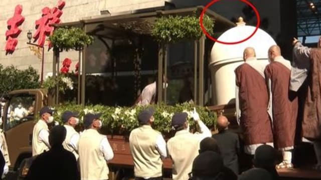 星云大师“涅槃塔”太高 一度卡住无法登车