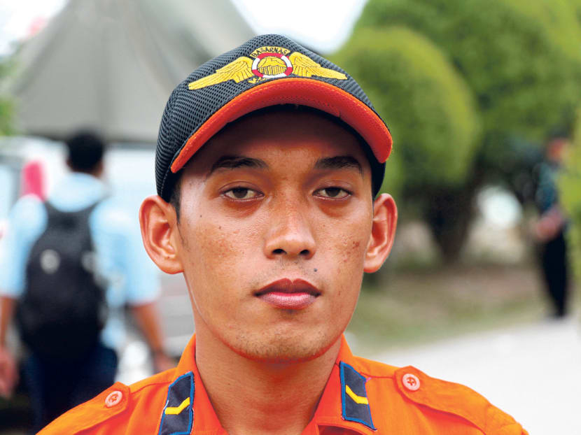 Second Sergeant Mahmud Junianto, part of Indonesia’s National Search and Rescue Agency, swam towards the body of the woman but could not reach it. 
Photo: Xue Jianyue
