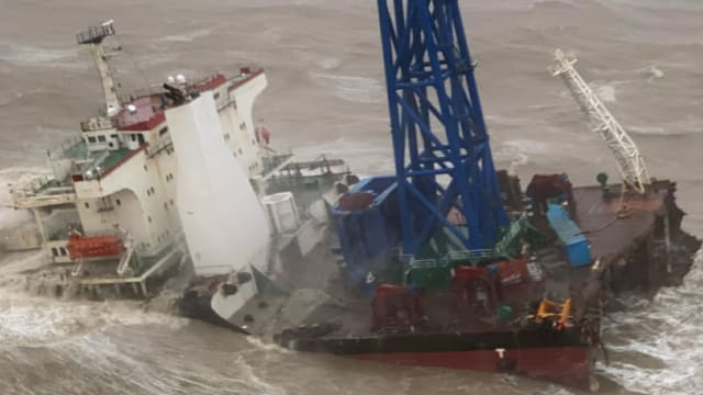 中国施工船避台风沉没 27人失联