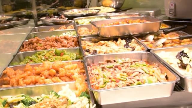 杂菜饭员工称“西兰花较贵算肉价” 受访民众：难接受