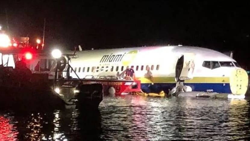 Boeing 737 bawa 136 penumpang tergelincir ke dalam sungai Florida
