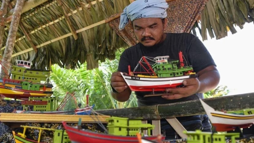 Pembuatan replika bot pelbagai jenis jadi tarikan di Kampung Budaya Terengganu