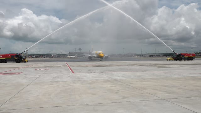 樟宜机场举行“过水门”仪式 迎酷航首架E2型客机