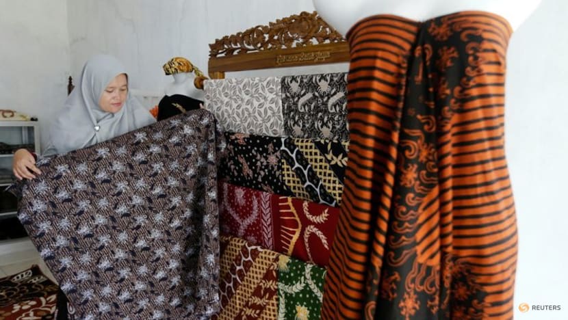 Indonesia's batik-makers turn to mangroves as demand grows for eco-dyes Indonesia's batik-makers turn to mangroves as demand grows for eco-dyes