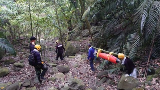 台湾登山客惊见尸体吊树上 救援队花八小时背尸下山