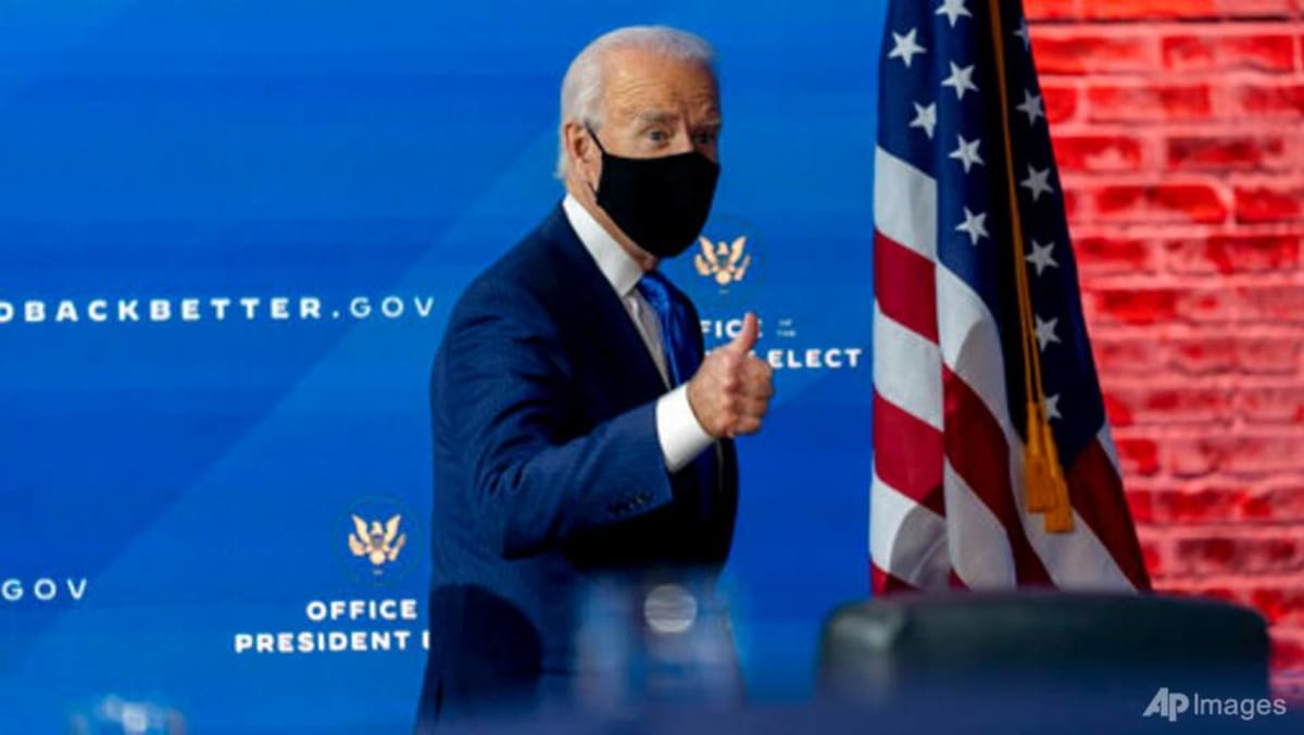 Di antara tindakan pertama, Biden meminta 100 hari pemakaian masker