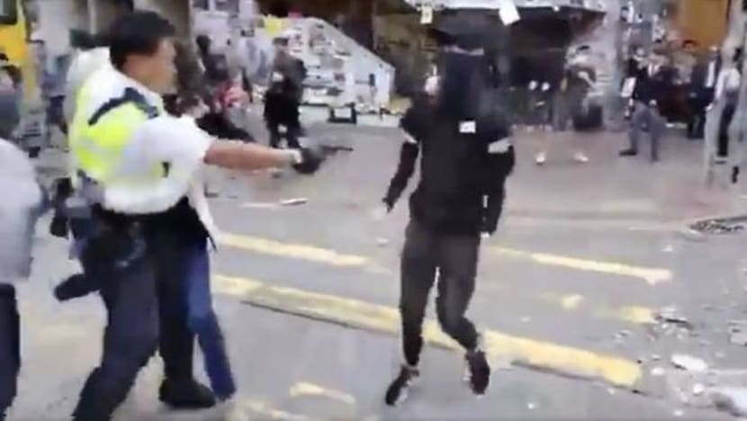 Polis Hong Kong tembak penunjuk perasaan di dada Polis Hong Kong tembak penunjuk perasaan di dada