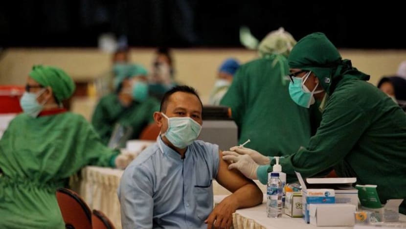 Indonesia's COVID-19 vaccine campaign lags rampaging pandemic