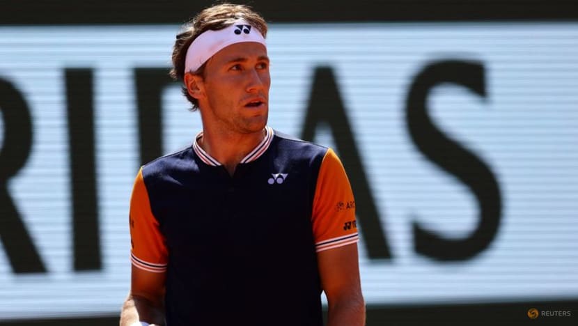 Ruud roars, Jabeur races into French Open quarter-finals
