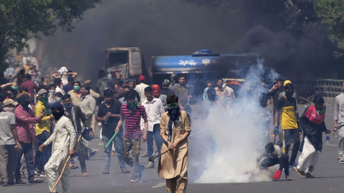 Pakistan mengerahkan pasukan untuk meredam kerusuhan terkait penangkapan mantan perdana menteri Khan