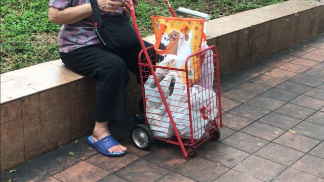 本地超市：为顾客提供塑料袋收费不超过五分钱