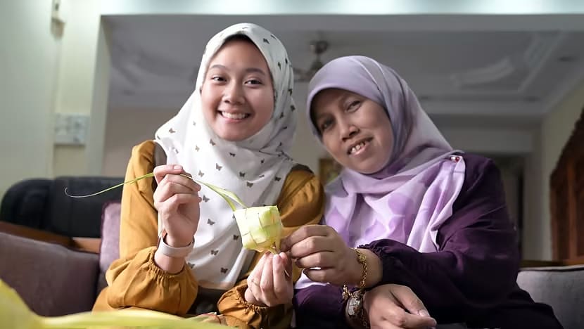 Izza%20and%20Mother%20in%20Law%20with%20Ketupat