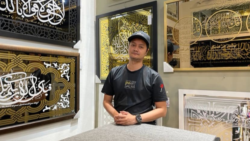 Selepas produk alat tulisnya kurang sambutan, pereka Singapura ini beralih pula ke seni kaligrafi Islam