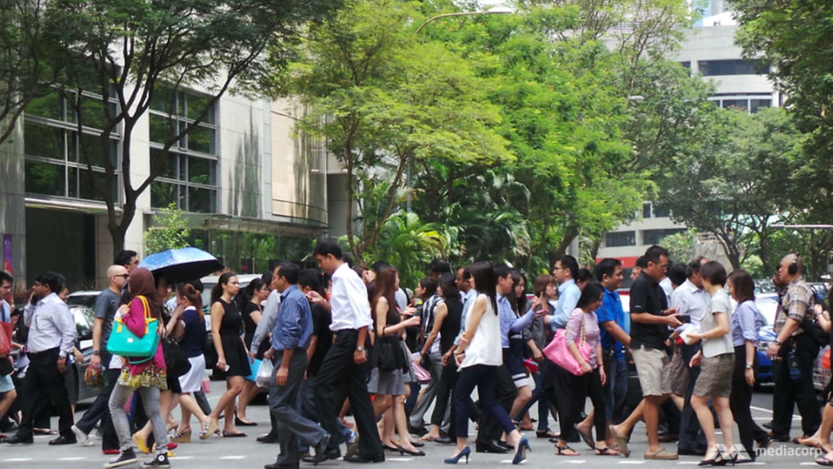 Warga Singapura harus siap memanfaatkan peluang pertumbuhan baru di luar negeri, kata para pengamat