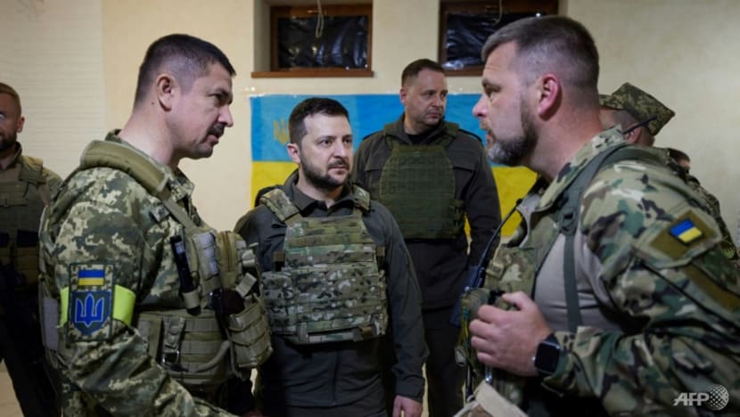 Ukraine pushes back in Kherson as Zelenskyy visits east Ukraine pushes back in Kherson as Zelenskyy visits east