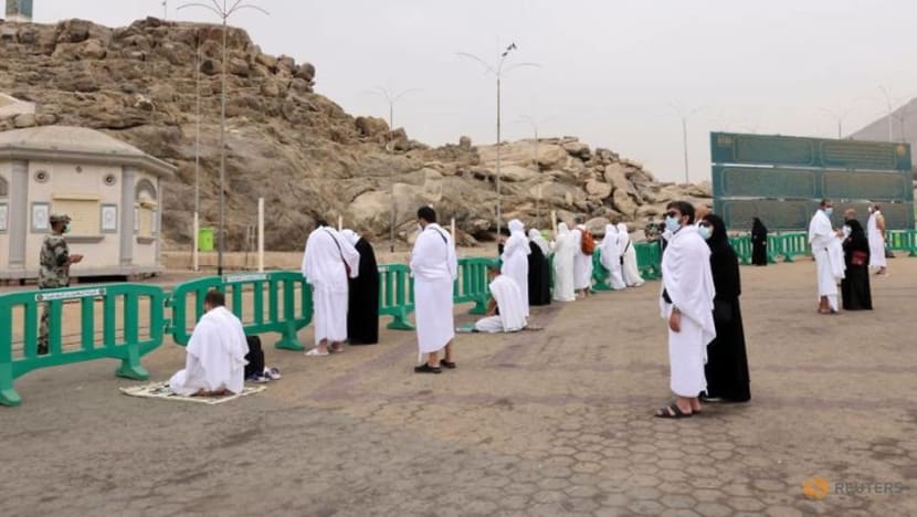 Masked haj pilgrims on Mount Arafat pray for COVID-free world Masked haj pilgrims on Mount Arafat pray for COVID-free world
