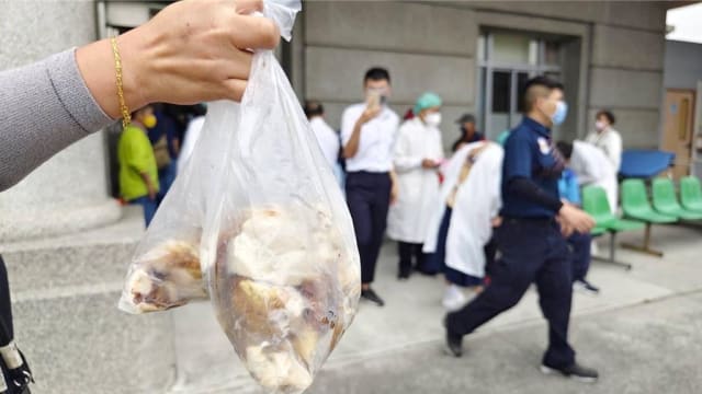 台南吃瓮窑鸡25人食物中毒 游览车直接开到急诊部