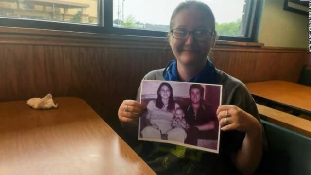 美国夫妇卧尸树林 失踪女儿时隔41年被发现安然长大