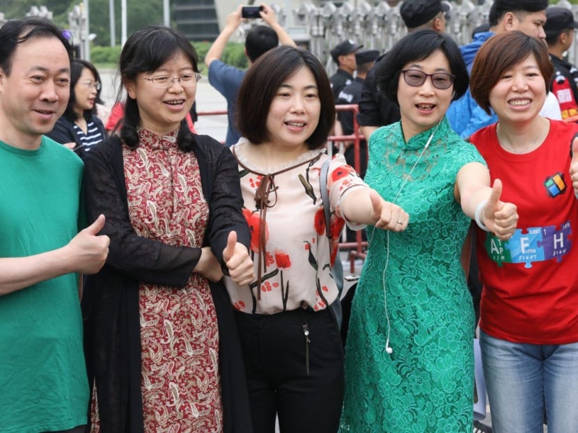 Many Chinese parents believe that wearing certain clothes can help their children do well in the college entrance exam.