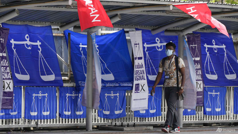 Barisan Nasional MPs meet ahead of palace deadline as alliances to form Malaysian government remain unclear Barisan Nasional MPs meet ahead of palace deadline as alliances to form Malaysian government remain unclear