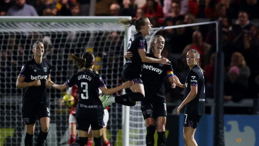 Arsenal beat West Ham but Manchester United go top of WSL Arsenal beat West Ham but Manchester United go top of WSL