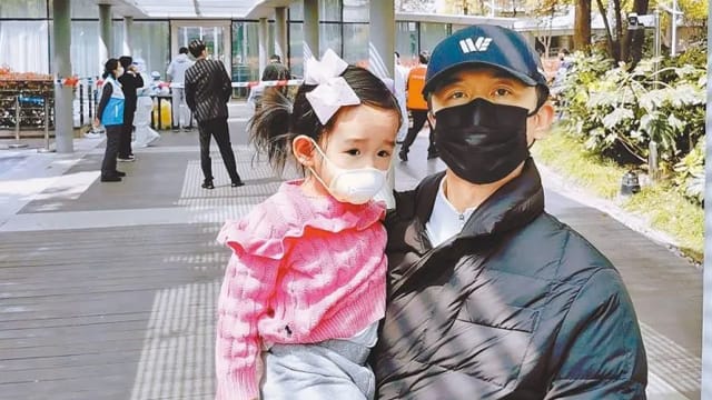 上海封城检测频频　黄舒骏心疼女儿3周被弄哭16次！