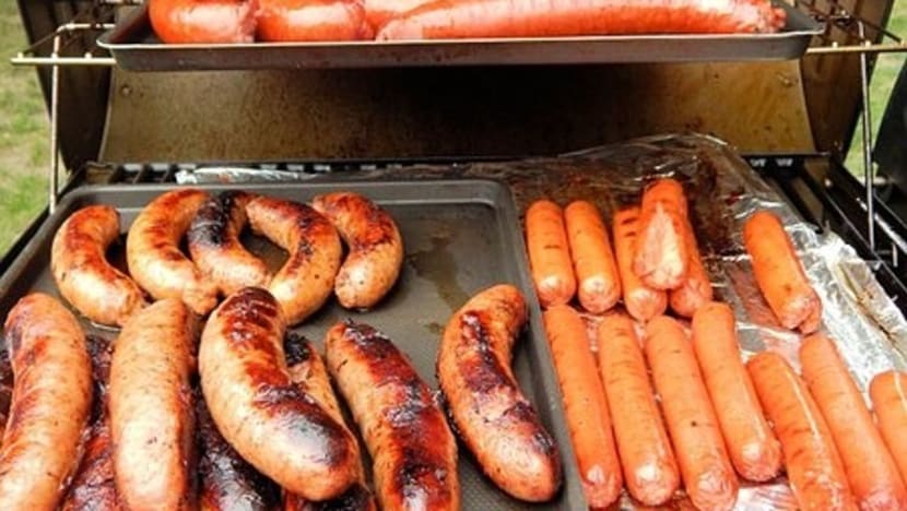 Hotdog பன்களைச் சாப்பிடுவதில் கரடியை மிஞ்சுவர் மனிதர்கள் என்கிறது ஓர் ஆய்வு