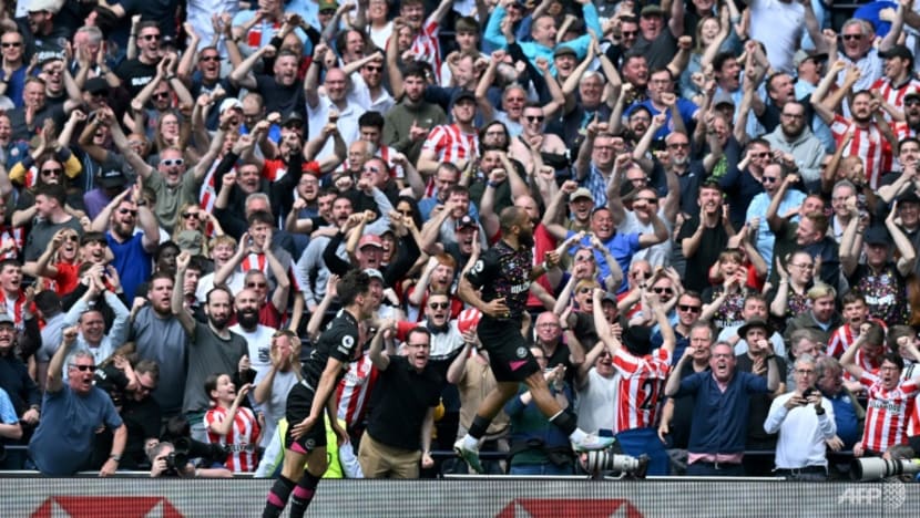 Football: Troubled Spurs beaten by Brentford, Arsenal try to delay City title party