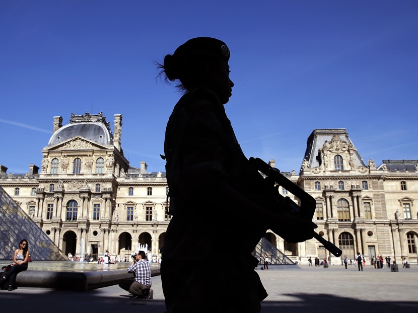 Soldiers patrol through the courtyard of the Louvre museum in Paris, Sept 26, 2014. Photo: AP