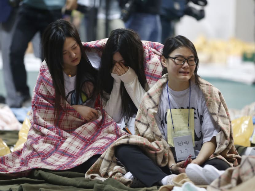 4 dead, nearly 300 missing in S Korea ferry disaster