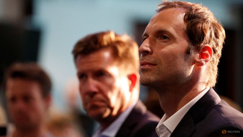 Ice hockey-Former Chelsea keeper Cech eyes more silverware Ice hockey-Former Chelsea keeper Cech eyes more silverware