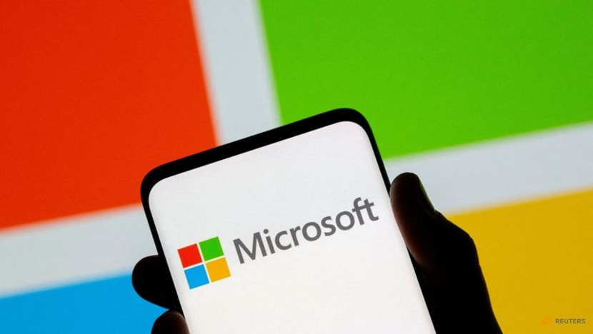 Microsoft offers strong forecast, lifting shares Microsoft offers strong forecast, lifting shares